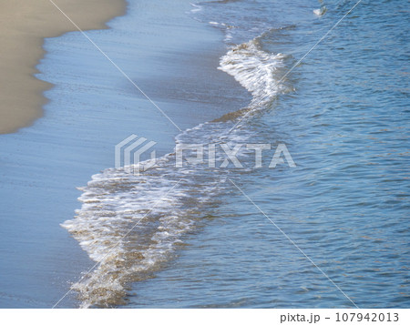 波打ち際 浜辺 波打際 波打ちぎわの写真素材 - PIXTA