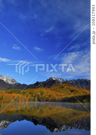 錦秋の鏡池の写真素材 - PIXTA