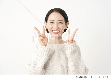 ポラロイド写真 ピースサイン 女性 ピースサイン 女性 女 両手の写真素材 - PIXTA