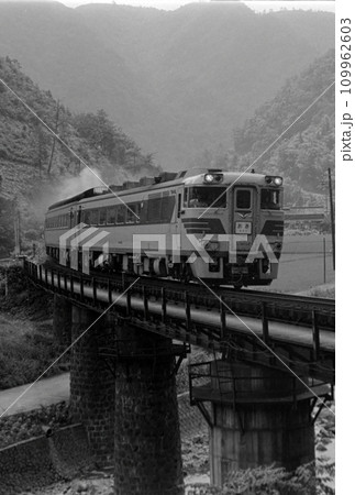 鉄道橋のモノクロ写真　電車　鉄道 鉄橋 モノクロ 鉄道 線路の写真素材 - PIXTA