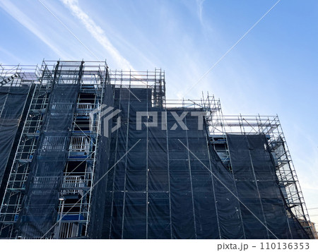 足場の組まれた外壁補修中のマンション