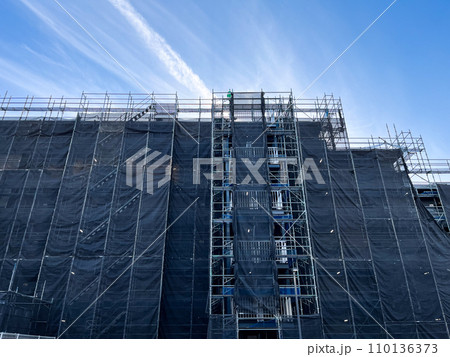 足場の組まれた外壁補修中のマンション