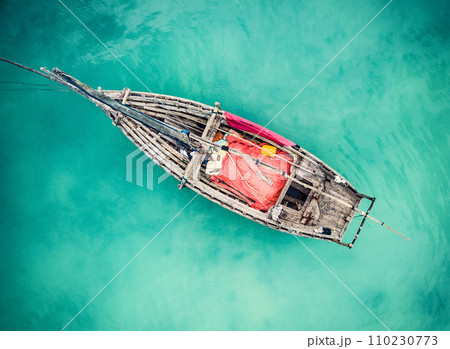 Fishing port/small fishing boat - Stock Photo [104280611] - PIXTA