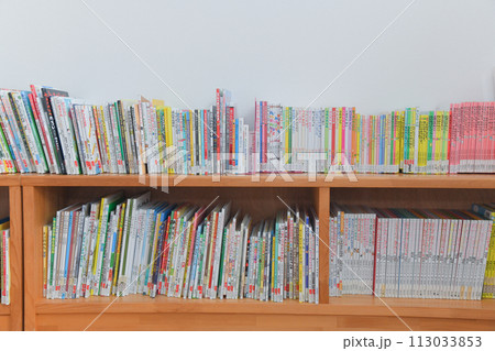 子供向けの本が並ぶ本棚のイメージ