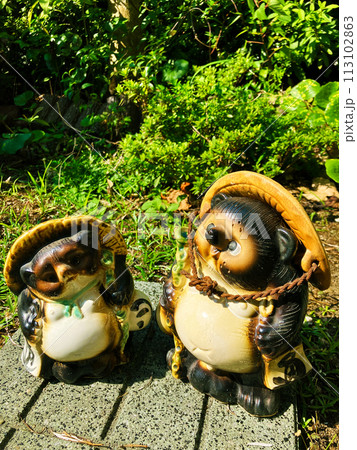 たぬき 置物 帽子 焼き物の写真素材 - PIXTA