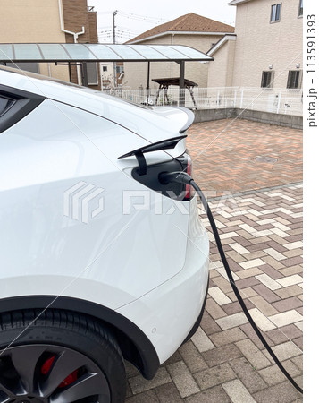 家庭で充電中の電気自動車のイメージ