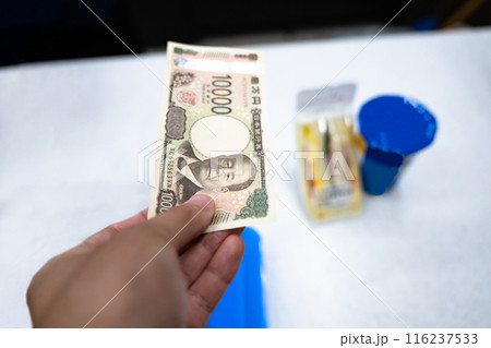 現金 渡す 手渡し 一万円の写真素材 - PIXTA