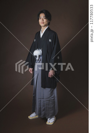 正座 紋付袴 男性 袴の写真素材 -