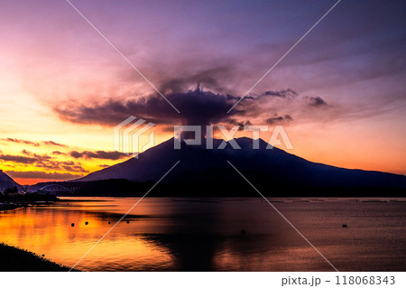 赤い桜島 Explosive eruption of Sakurajima on November 12, 2019. 桜島
