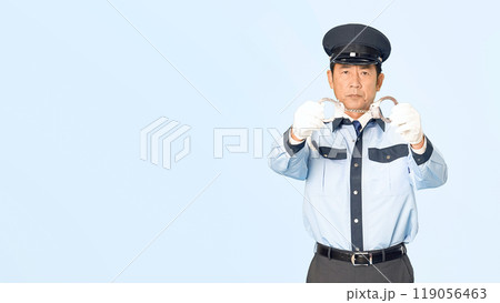 警察官 男性 人物 手錠の写真素材 - PIXTA