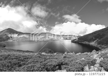 自然 風景 モノクロ 湖畔の写真素材 - PIXTA