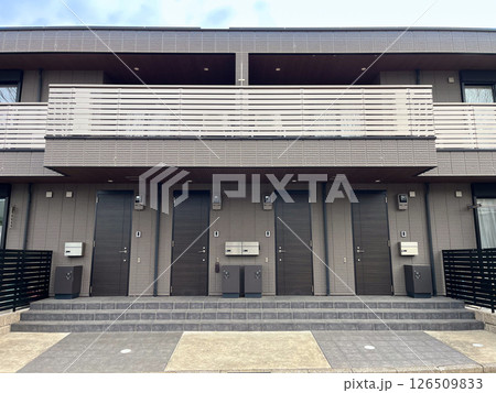 おしゃれな2階建アパートの玄関アプローチ