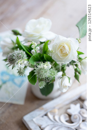 花瓶の白い花の写真素材 - PIXTA