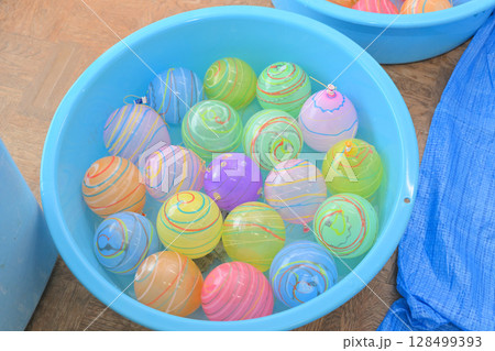 夏祭りのヨーヨー釣りのイメージ