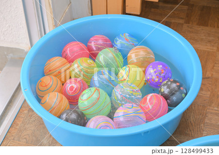 夏祭りのヨーヨー釣りのイメージ