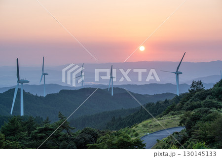風力発電 夕日 風車 夕景の写真素材 - PIXTA