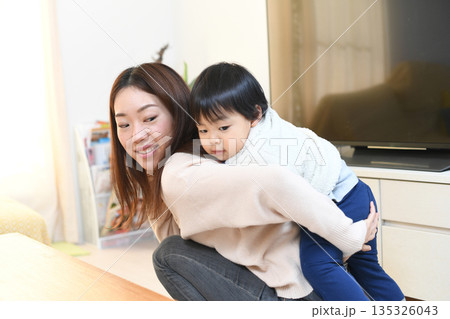 おんぶ 母子 親子 人物の写真素材 - PIXTA