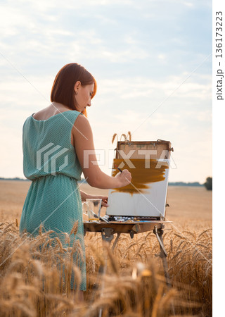 画家 後ろ姿 キャンバス 女性の写真素材 - PIXTA