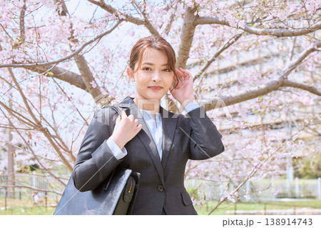 髪をかきあげるの写真素材 - PIXTA