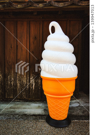 ソフトクリーム アイスクリーム オブジェ 看板の写真素材 - PIXTA